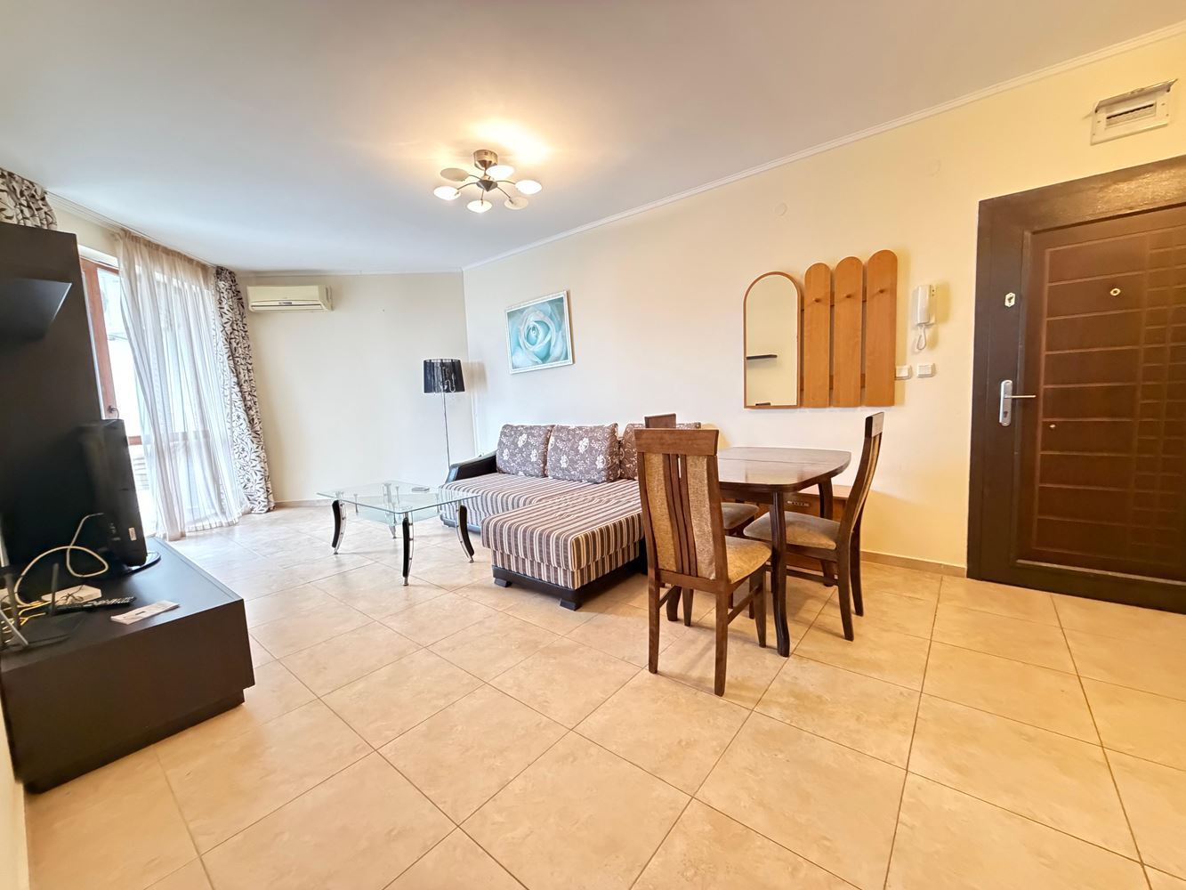 Apartament z dwiema sypialniami i widokiem na basen w Nesebyrze – przestrzeń, komfort i doskonała lokalizacja zaledwie 300 metrów od morza