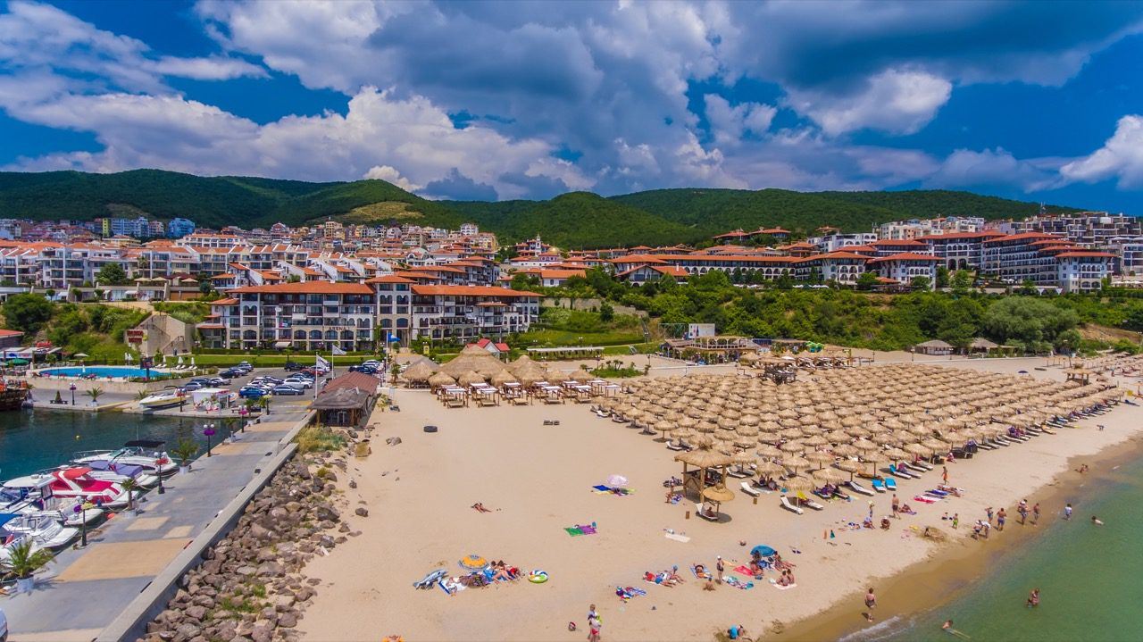 Apartament w pierwszej linii w Sveti Vlas – stylowa nieruchomość przy plaży i marinie jachtowej „Marina Dinevi”