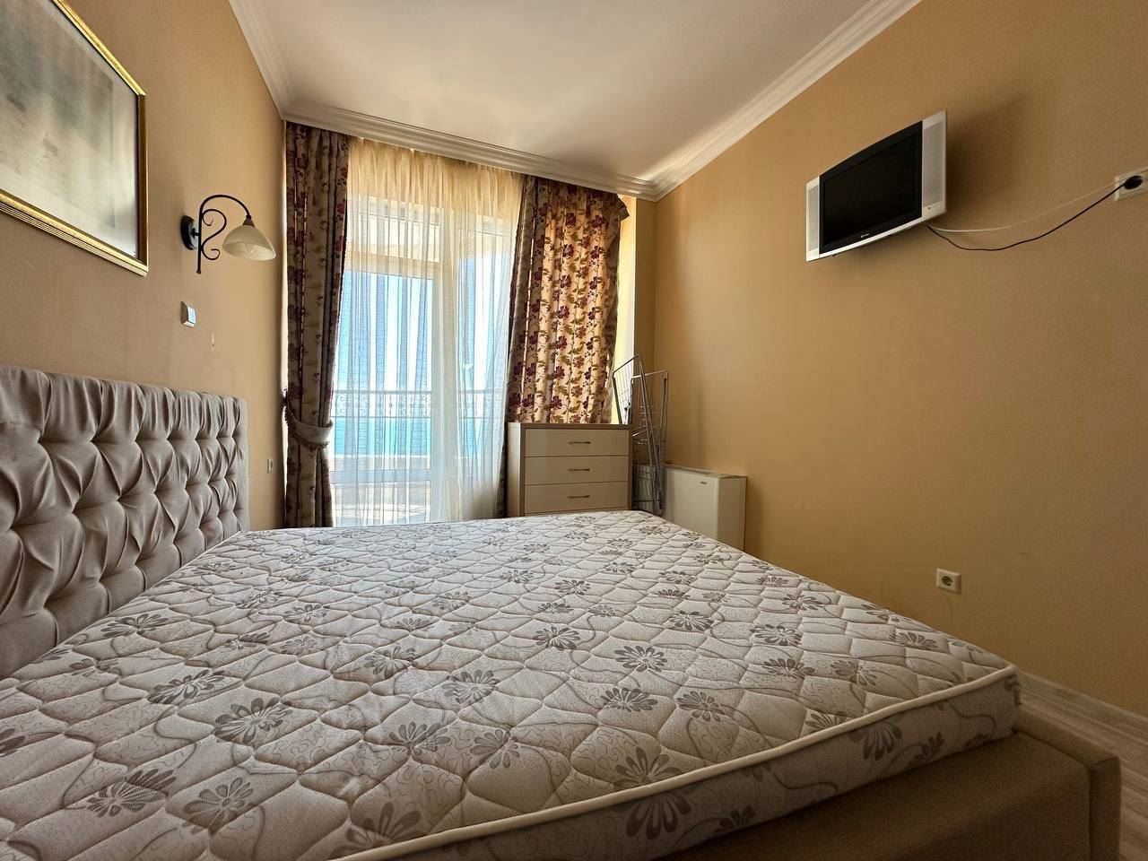 Przestronny apartament z widokiem na morze w pierwszej linii brzegowej w Pomorie – nieruchomość wakacyjna z atmosferą luksusowego kurortu