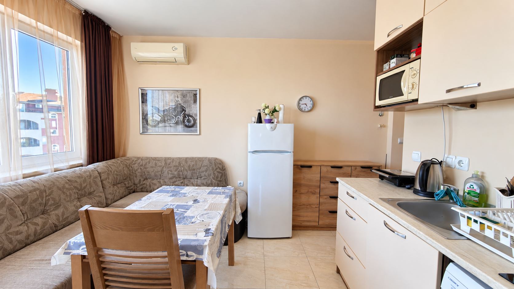 Przytulny, niewielki apartament z jedną sypialnią w kompleksie z basenem i całodobową ochroną