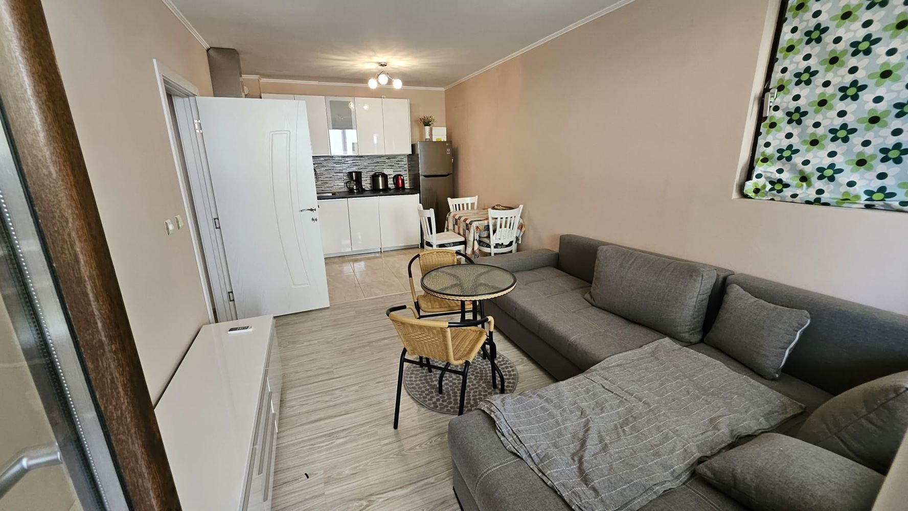 Nadmorski komfort w Nesebyrze – apartament z jedną sypialnią kilka kroków od plaży, bez opłaty za utrzymanie