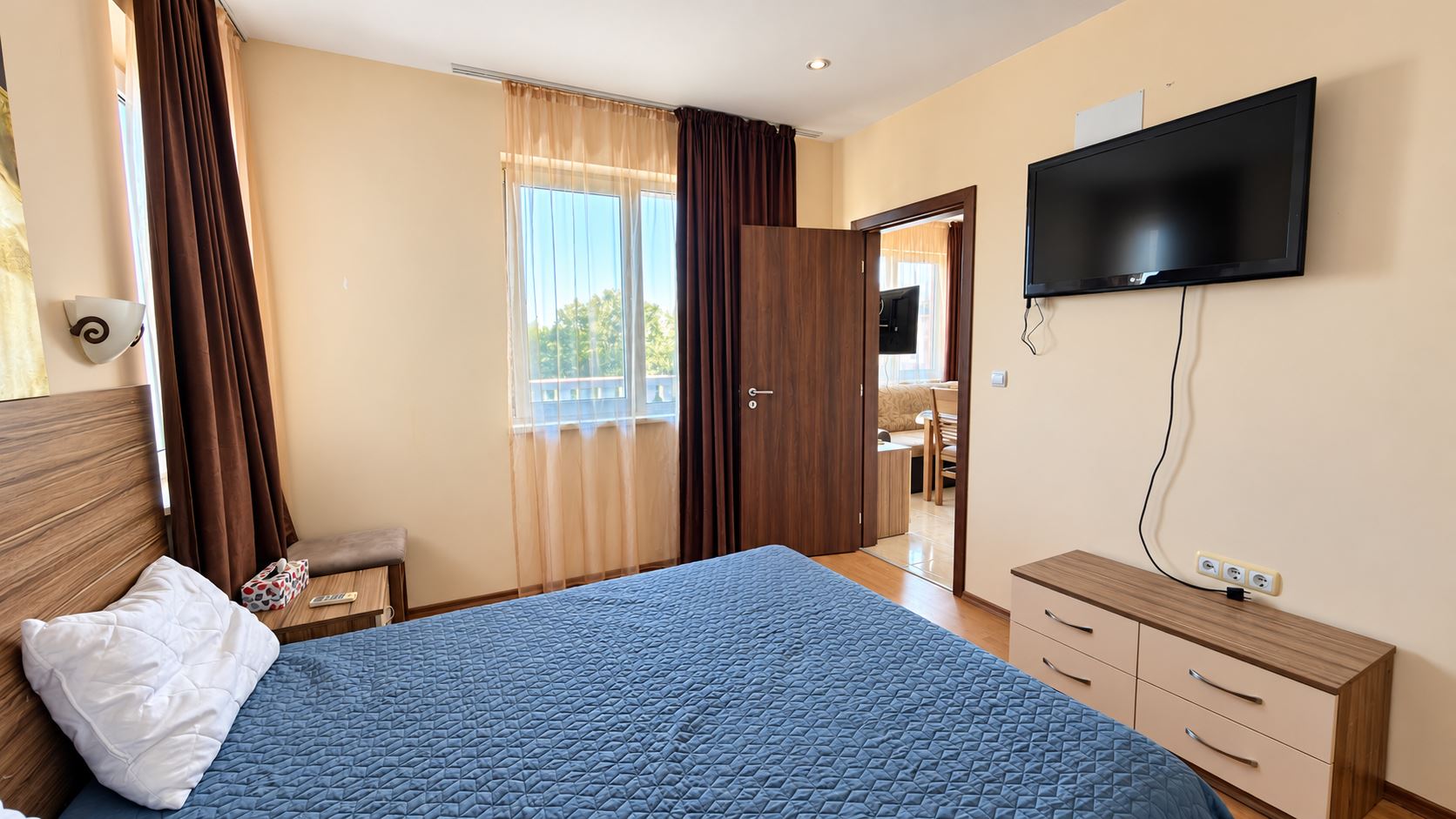 Przytulny, niewielki apartament z jedną sypialnią w kompleksie z basenem i całodobową ochroną