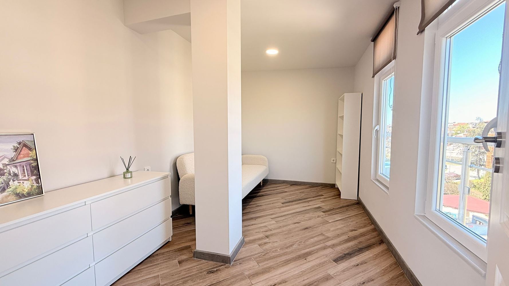 Luksusowy apartament z trzema sypialniami na pierwszej linii w Rawdzie – przestrzeń, prestiż i imponująca morska panorama