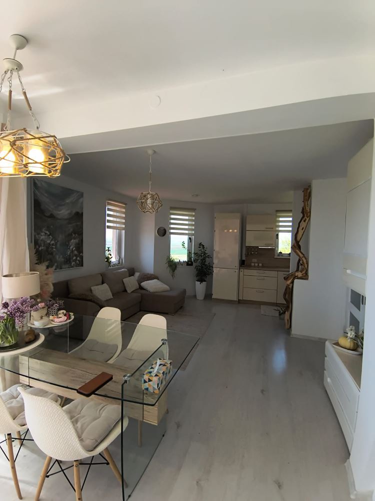 Odnowione mieszkanie dwupokojowe z panoramicznym widokiem w nowoczesnym kompleksie blisko Słonecznego Brzegu