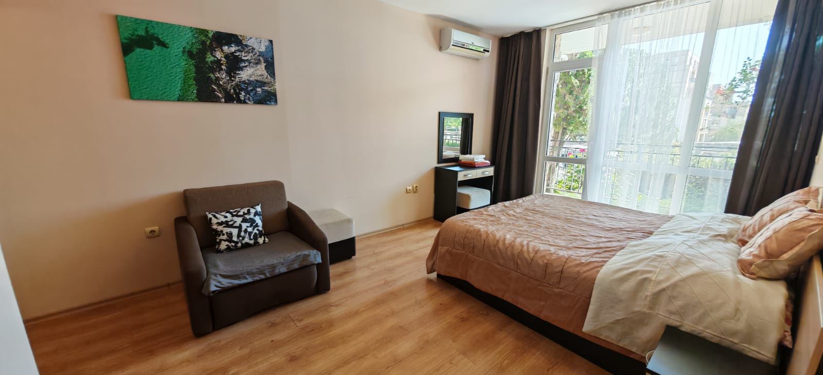 Doskonała okazja w Świętym Własie – umeblowany przestronny apartament z jedną sypialnią blisko plaży