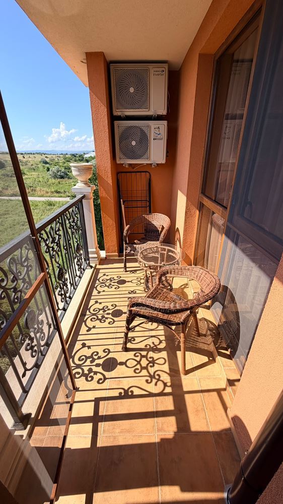 Dwupokojowy apartament z panoramicznym widokiem, o krok od morza w Rawdzie