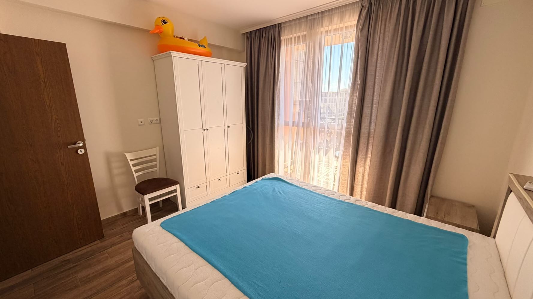 Dwupokojowy apartament z panoramicznym widokiem, o krok od morza w Rawdzie
