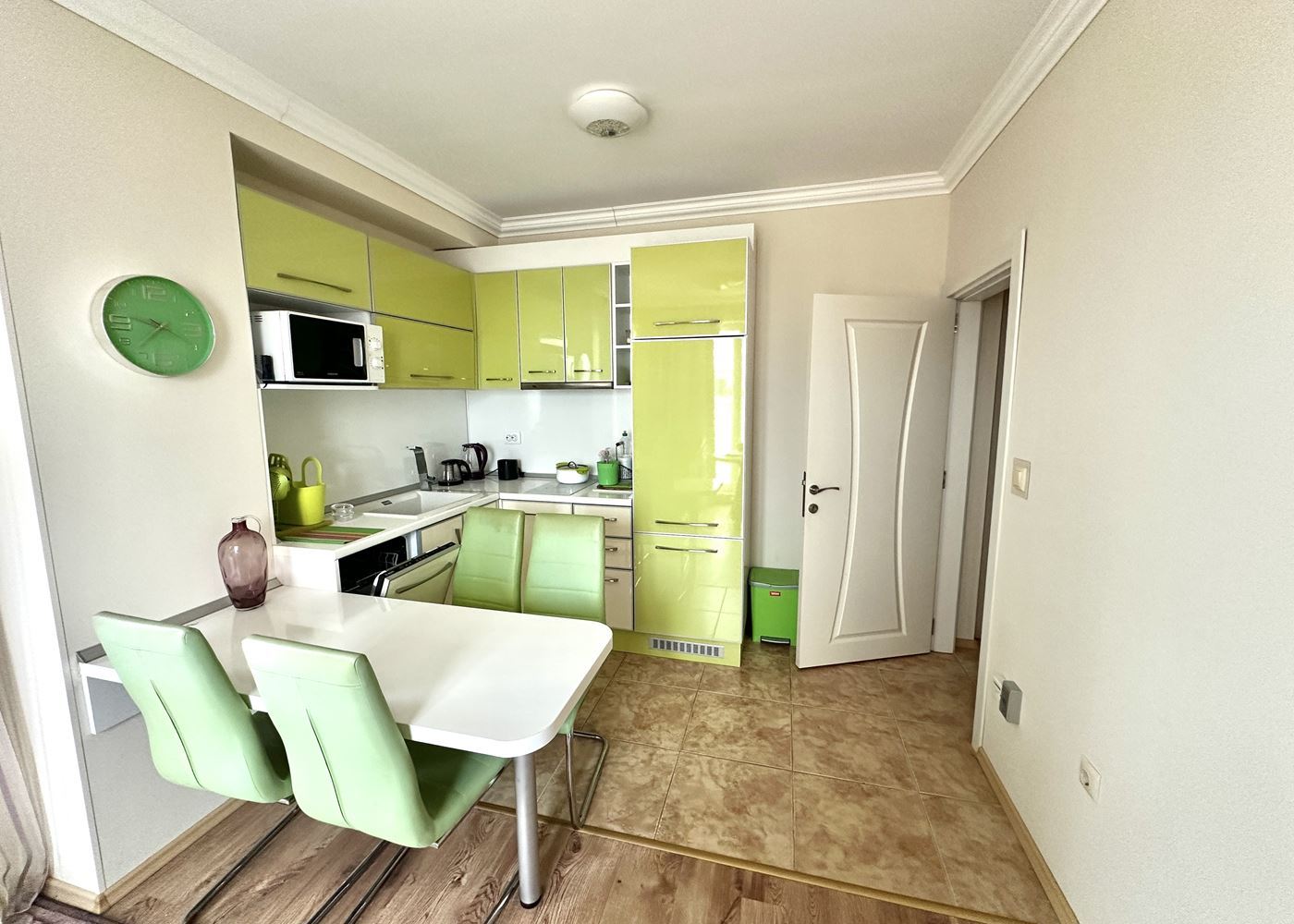 Przestronny apartament z dwiema sypialniami i widokiem na morze w Rawdzie