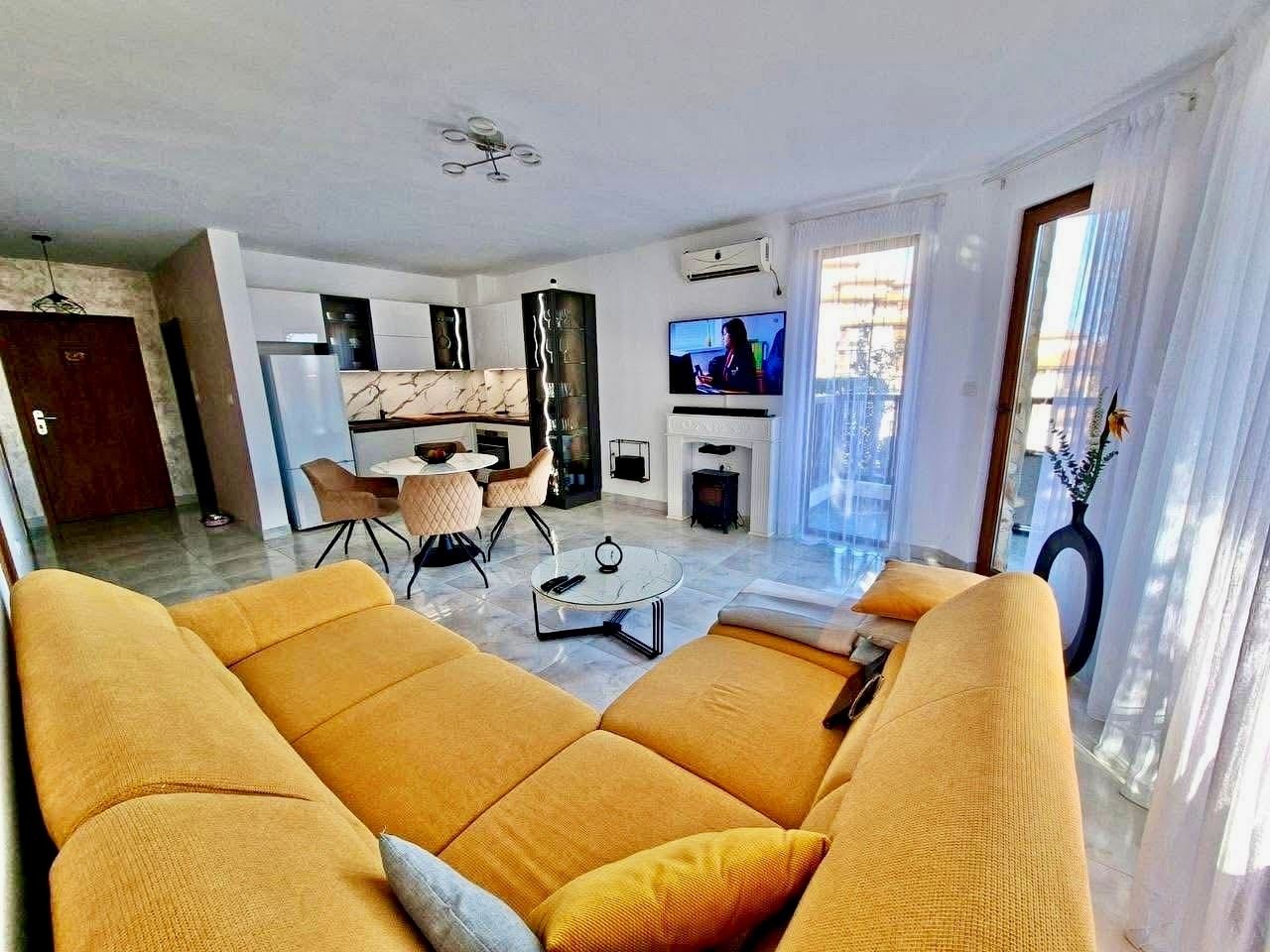 Luksusowy apartament z dwiema sypialniami na pierwszej linii brzegowej w strefie VIP w Sweti Własie