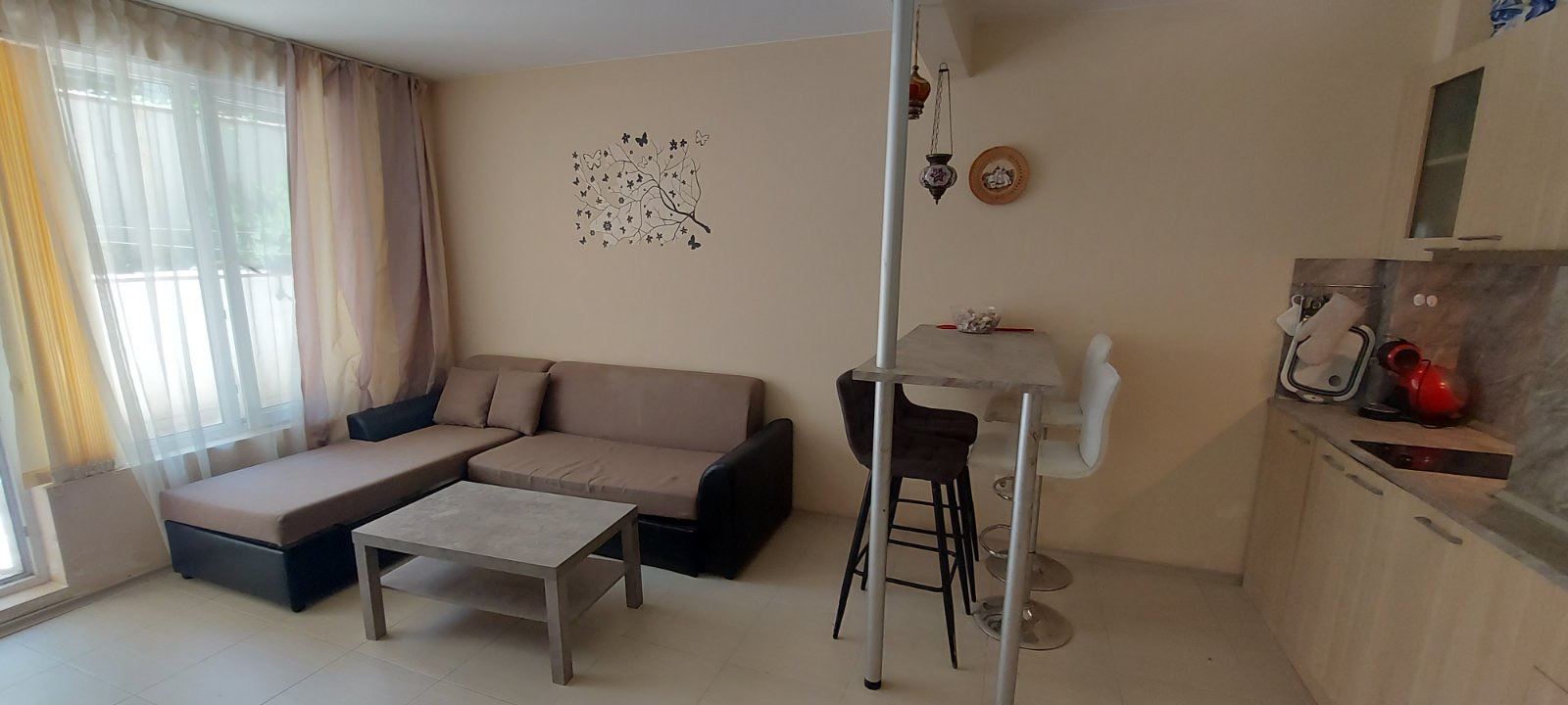 Przytulny apartament nad morzem z przestronnym tarasem i niską opłatą za utrzymanie między Słonecznym Brzegiem a Sveti Vlas