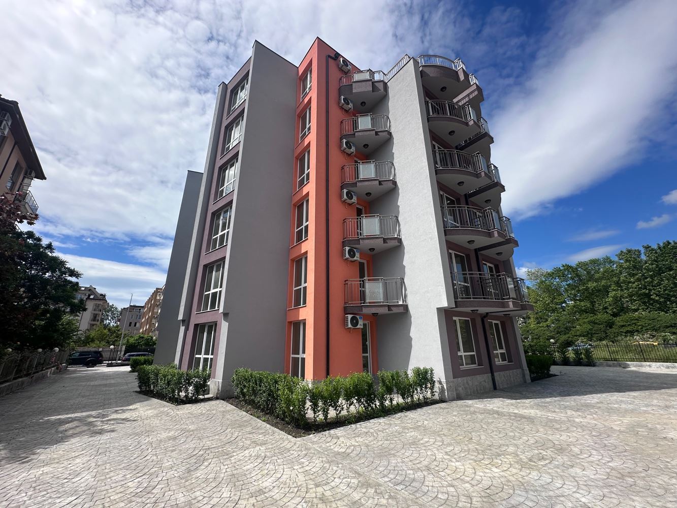 Nowe budownictwo w Słonecznym Brzegu - duży apartament z dwiema sypialniami bez miesięcznych opłat!