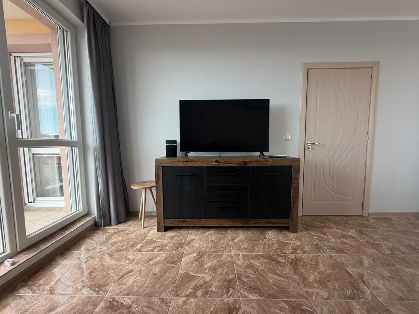 Apartament z 2 sypialniami w nowoczesnym kompleksie z pięknym otoczeniem zieleni w Rawdzie