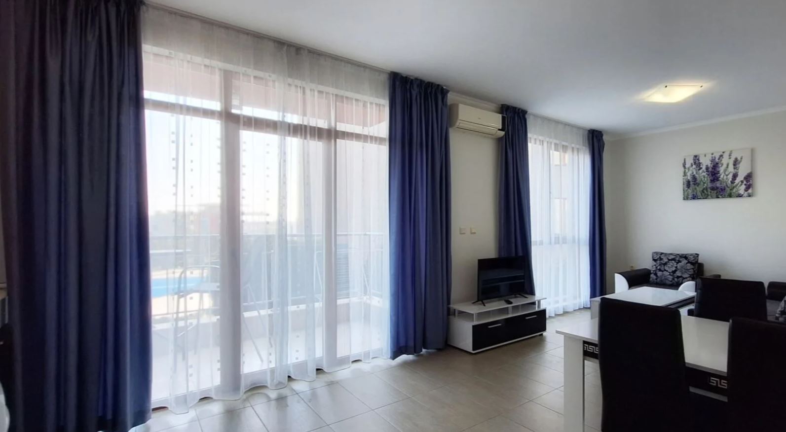 Apartament z jedną sypialnią na pierwszej linii brzegowej w Świętym Własie – przytulna nieruchomość z widokiem na basen i morze