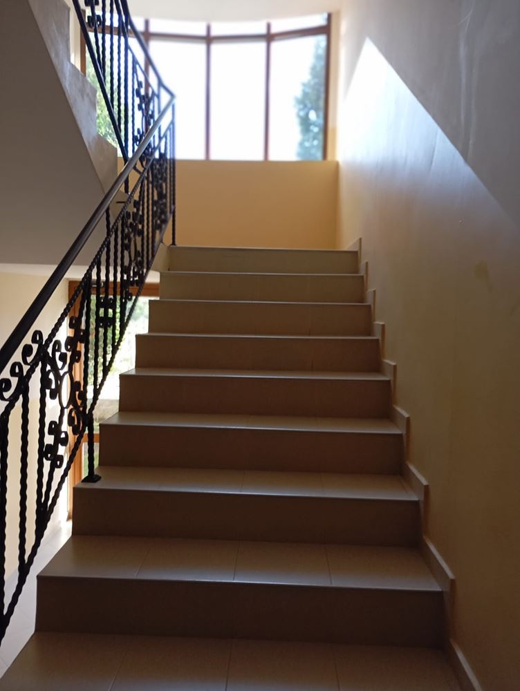  W pełni umeblowany dwupokojowy apartament 200 m od plaży w Rawdzie – cisza, zieleń i komfort w małym kompleksie