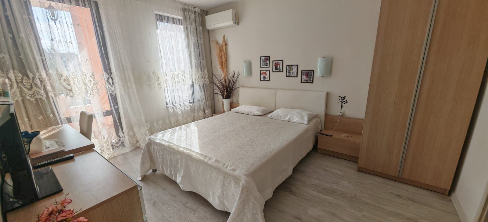 Apartament z dwiema sypialniami, widokiem na baseny i częściowym widokiem na morze, 200 metrów od plaży w Sveti Vlas
