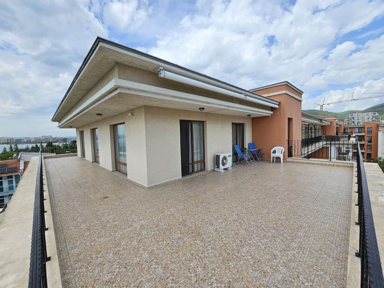 Święty Włas – apartament z trzema sypialniami z bezpośrednim panoramicznym widokiem na morze w kompleksie przy samej plaży