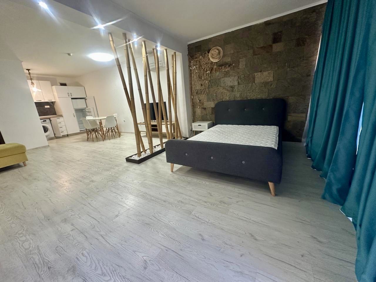 Przestronne studio na parterze z tarasem i możliwością przerobienia na mieszkanie z jedną sypialnią – tylko 300 m od morza