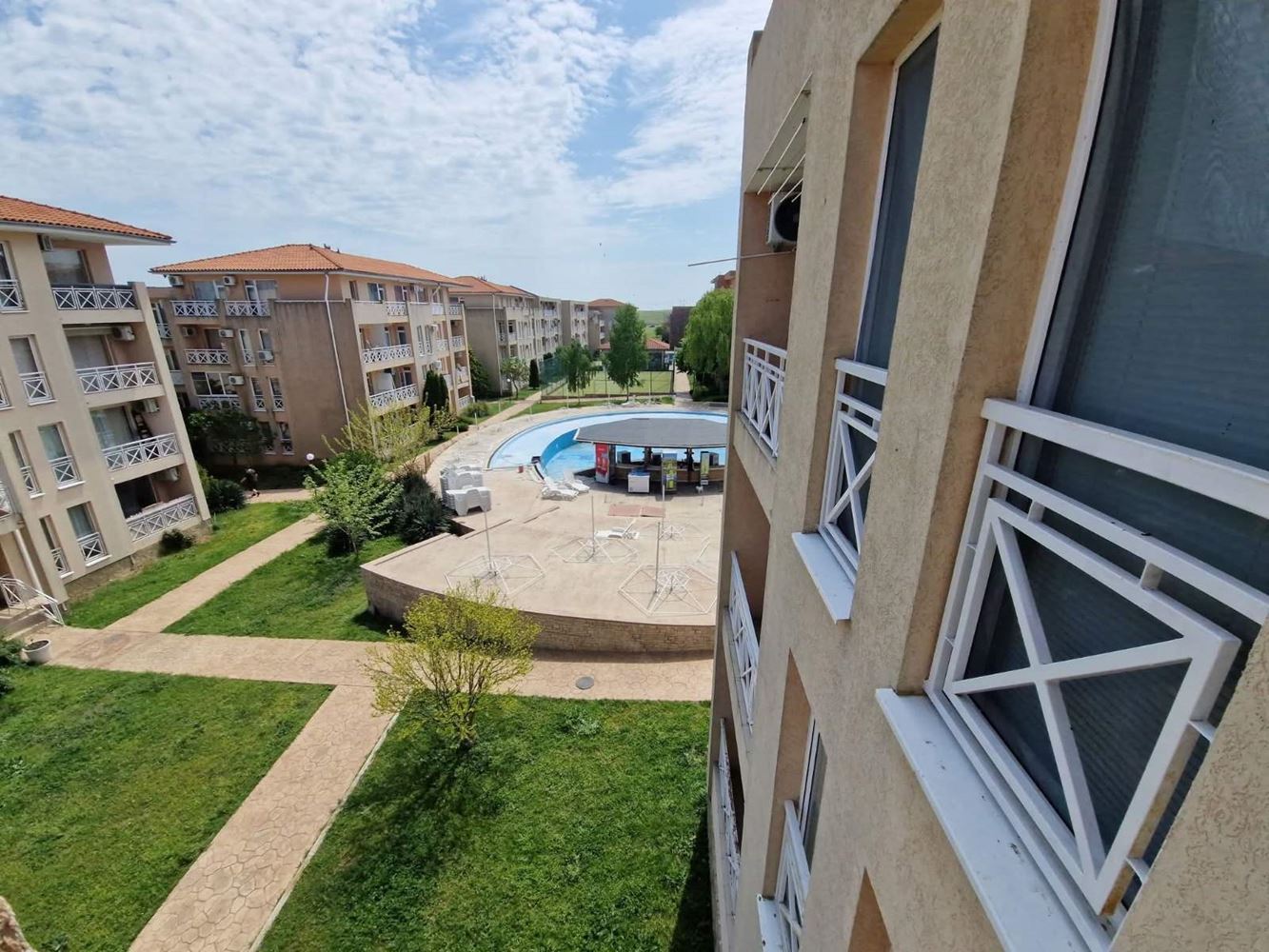 Apartament z jedną sypialnią z widokiem na basen w doskonale utrzymanym kompleksie – idealny na wypoczynek i inwestycję