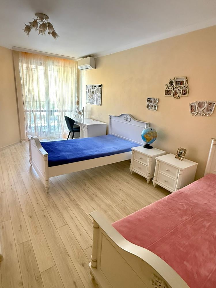 Luksusowy apartament typu mezonet z przestronną werandą i widokiem na basen w Świętym Własie