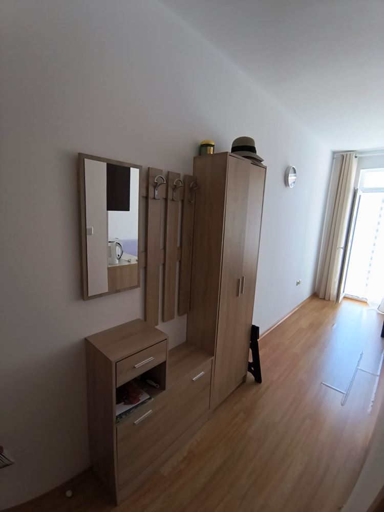 Ekskluzywnie umeblowana kawalerka w zamkniętym kompleksie z bogatą infrastrukturą i spokojną atmosferą