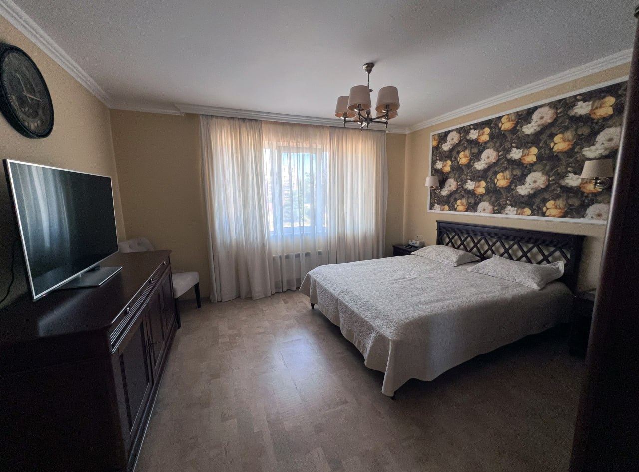 Przestronny apartament z trzema sypialniami i panoramicznym widokiem na morze, tylko 50 metrów od plaży – niska opłata za utrzymanie!