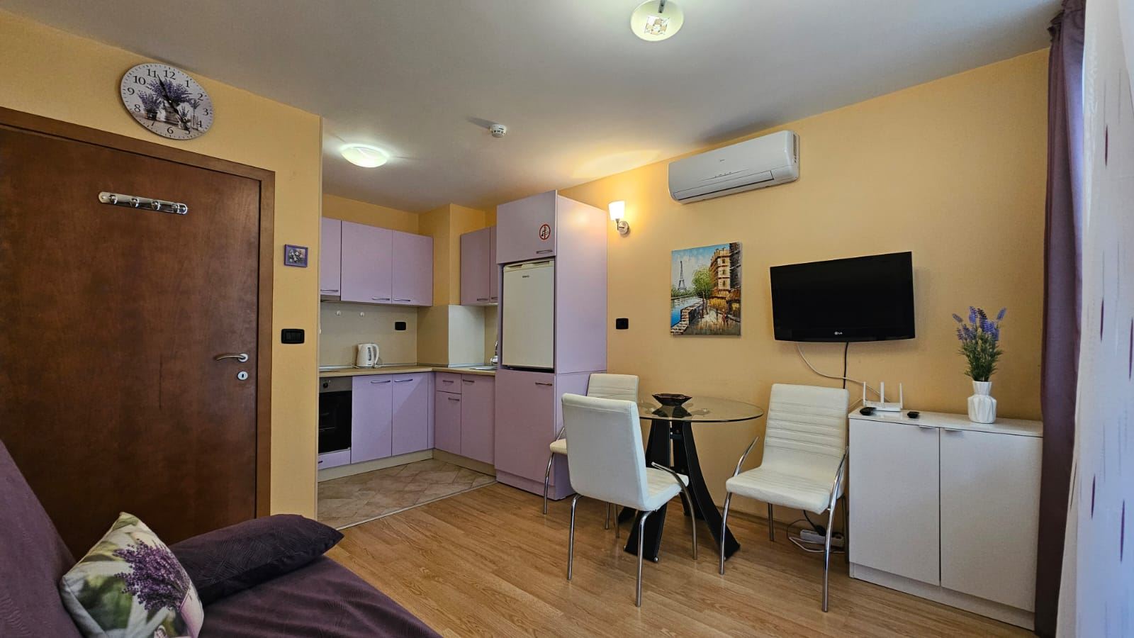Przytulny i stylowo umeblowany apartament z jedną sypialnią i częściowym widokiem na morze
