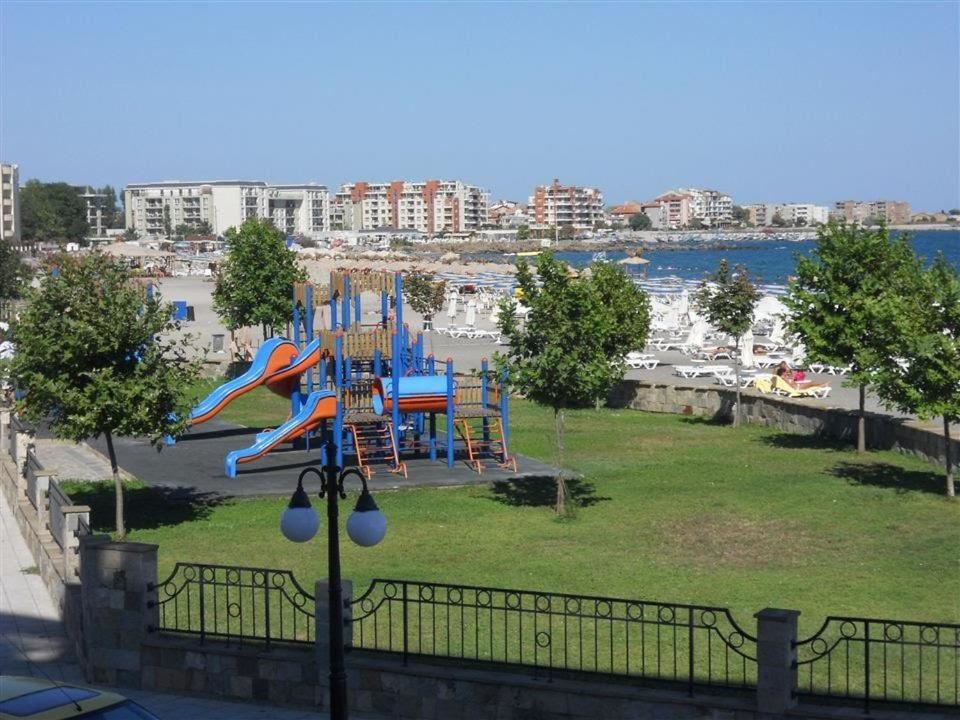 Mieszkanie z jedną sypialnią na pierwszej linii w Pomorie z panoramicznym widokiem na morze i doskonałą infrastrukturą