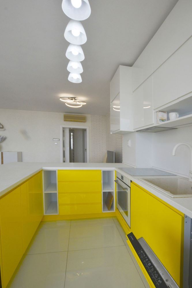 Luksusowy apartament trzypokojowy z widokiem na morze na pierwszej linii w Rawdzie – 114 m², dwa tarasy i pełen komfort