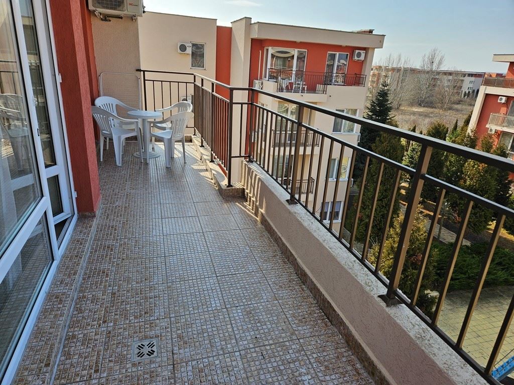 W pełni umeblowane mieszkanie z jedną sypialnią na najwyższym piętrze w Sunny Beach – widok na basen i luksusowa atmosfera