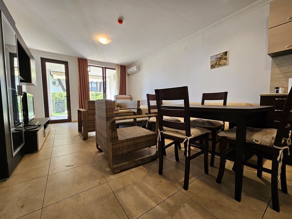 Luksus na pierwszej linii – stylowe mieszkanie z werandą, prywatnym ogrodem i widokiem na morze w Świętym Własie