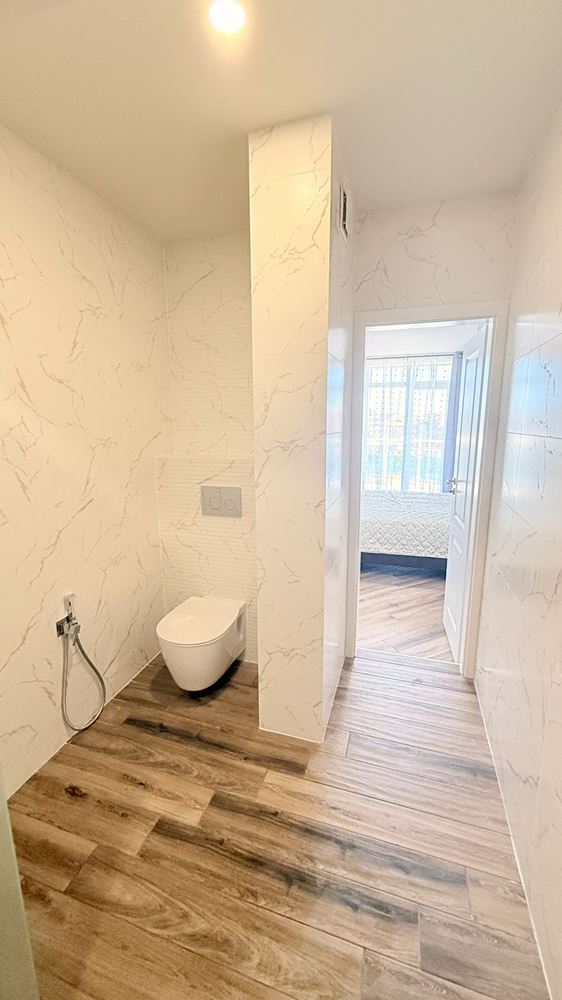 Luksusowy apartament z trzema sypialniami na pierwszej linii w Rawdzie – przestrzeń, prestiż i imponująca morska panorama