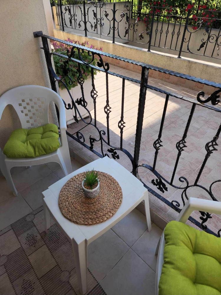 Komfort i funkcjonalność nad morzem – w pełni umeblowany apartament z jedną sypialnią w Świętym Własie