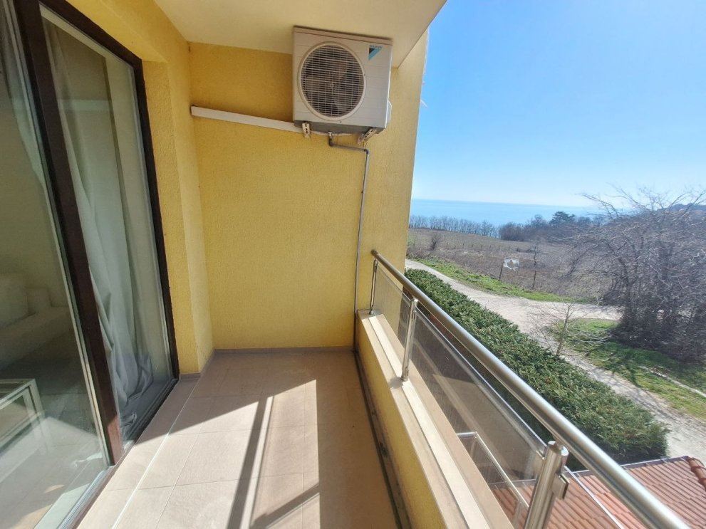 Umeblowany apartament z jedną sypialnią na pierwszej linii brzegowej z widokiem na morze w mieście Byala
