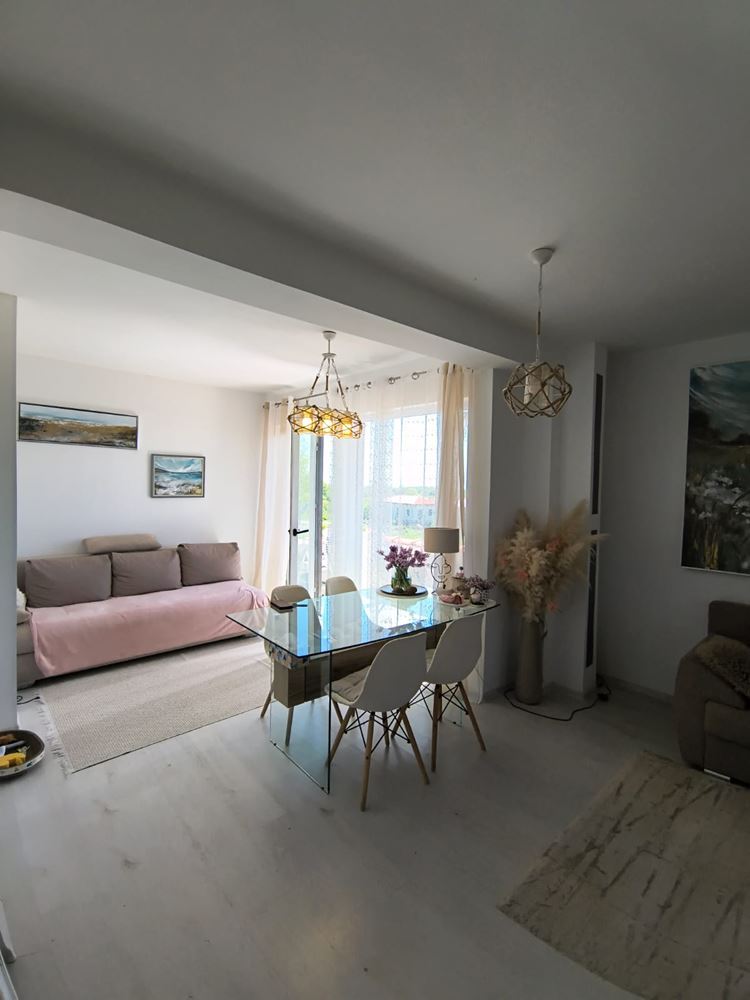 Odnowione mieszkanie dwupokojowe z panoramicznym widokiem w nowoczesnym kompleksie blisko Słonecznego Brzegu