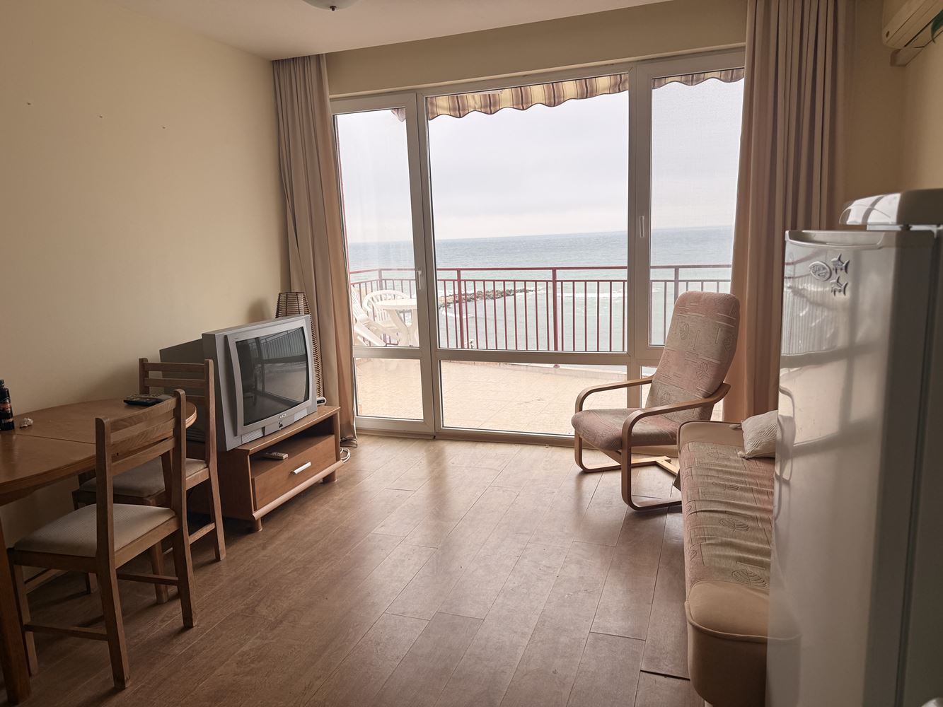 Dwupokojowy apartament w pierwszej linii z bezpośrednim widokiem na morze – Słoneczny Brzeg