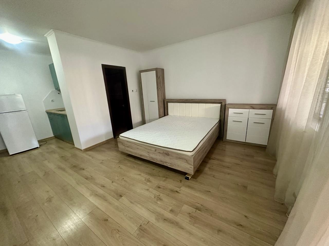 Przestronne studio na parterze z dużym tarasem i możliwością przerobienia na mieszkanie z jedną sypialnią – bezpieczeństwo i komfort w Nessebarze