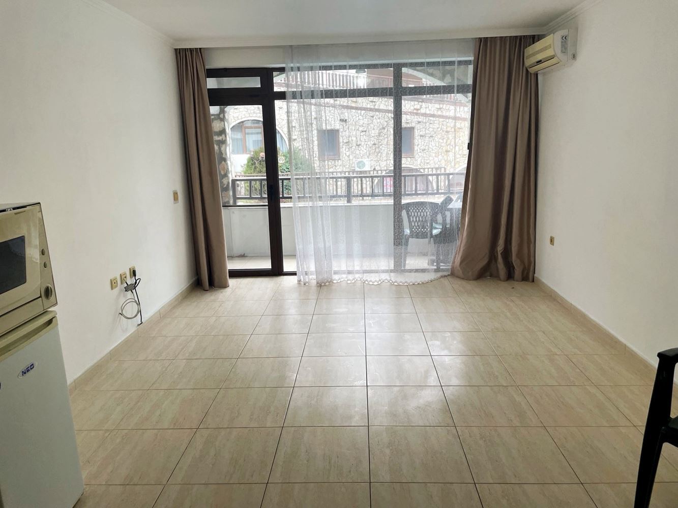 Luksus i spokój w pierwszej linii brzegowej w Świętym Własie – przestronny apartament z jedną sypialnią i widokiem na basen