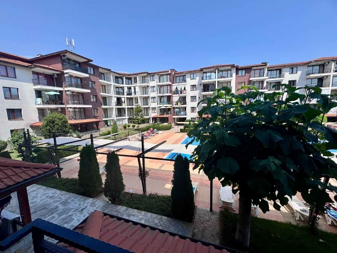 Komfortowy apartament z jedną sypialnią, przestronnym tarasem i widokiem na basen w luksusowym kompleksie w Nesebyrze