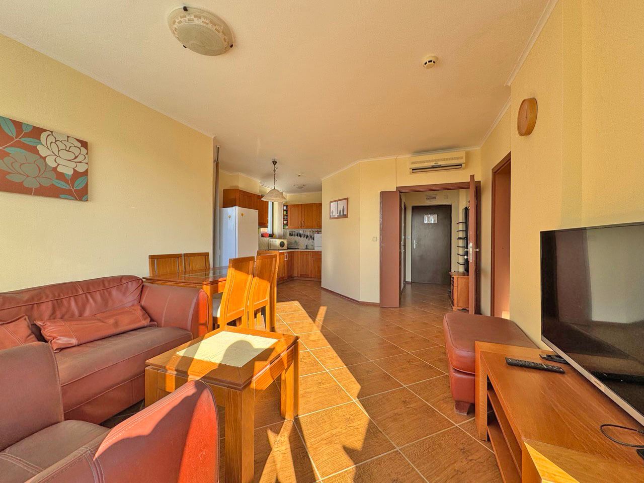 Przestronny apartament z dwiema sypialniami z panoramicznym widokiem na morze i góry – komfort, styl i spokój wśród natury