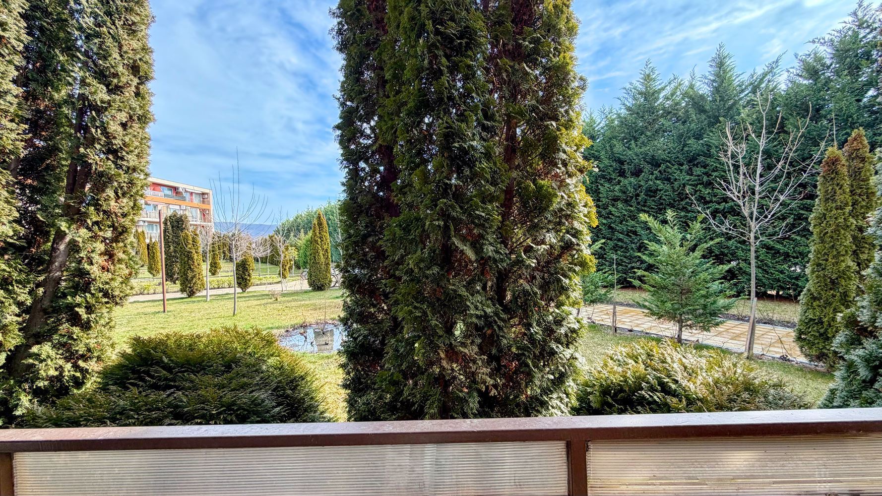 Przestronne studio z tarasem w nowoczesnym kompleksie w Słonecznym Brzegu – komfort i rozrywka w odległości krótkiego spaceru od morza