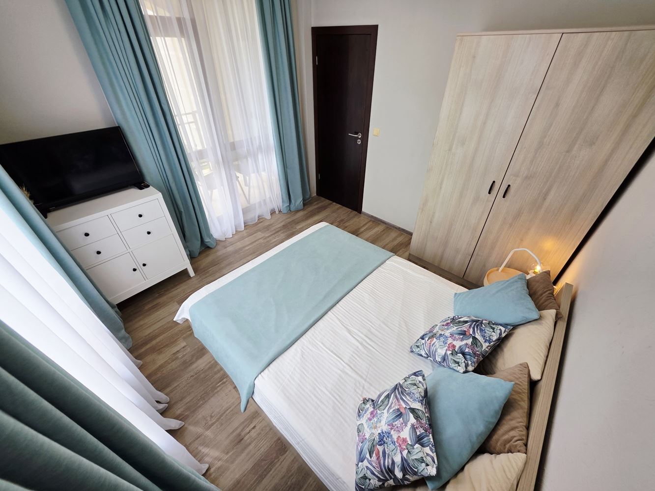 Morski komfort z własnym ogrodem – mieszkanie z jedną sypialnią kilka kroków od plaży w Świętym Własie