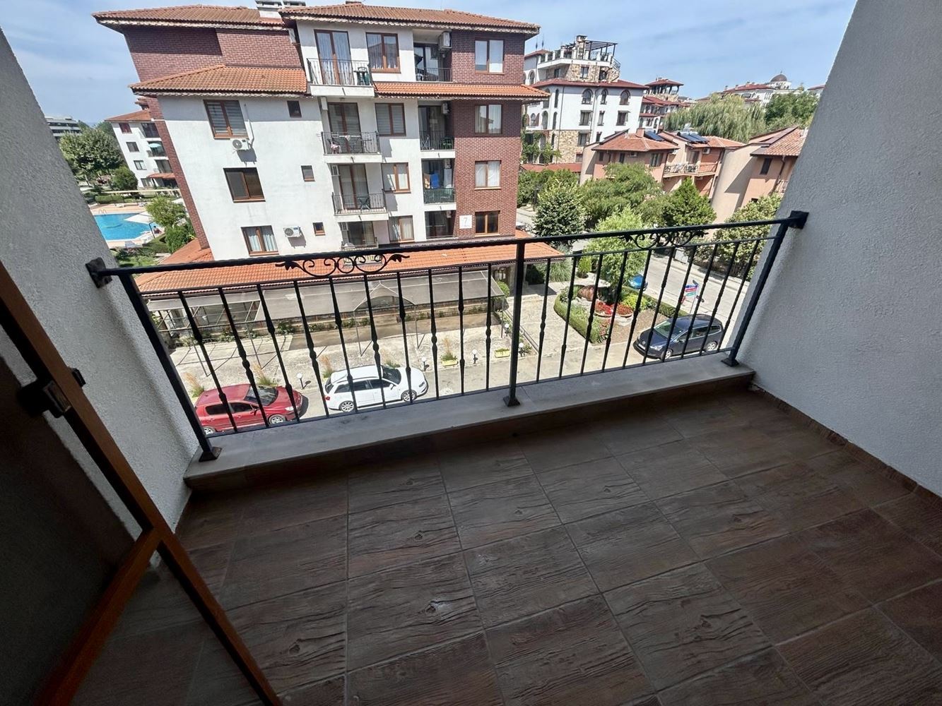 Przestronny apartament z dwiema sypialniami w Nesebyrze – dwa tarasy i możliwość wydzielenia trzeciej sypialni