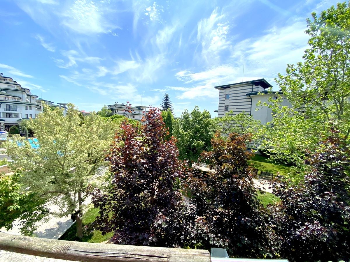 Mieszkanie dwupokojowe (z jedną sypialnią) w pierwszej linii morza w Ravda – luksus, natura i widok na basen