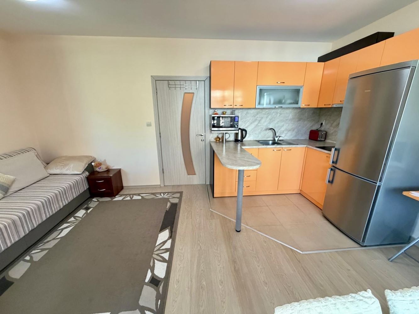 Sarafovo – przestronny apartament z jedną sypialnią, Aktem 16, minimalną opłatą za utrzymanie i pełnym umeblowaniem