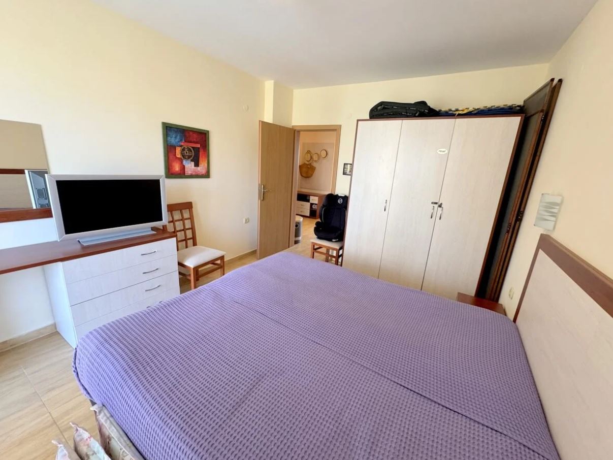 Apartament z dwiema sypialniami w Sveti Vlas – panoramiczne widoki i komfort w zamkniętym kompleksie
