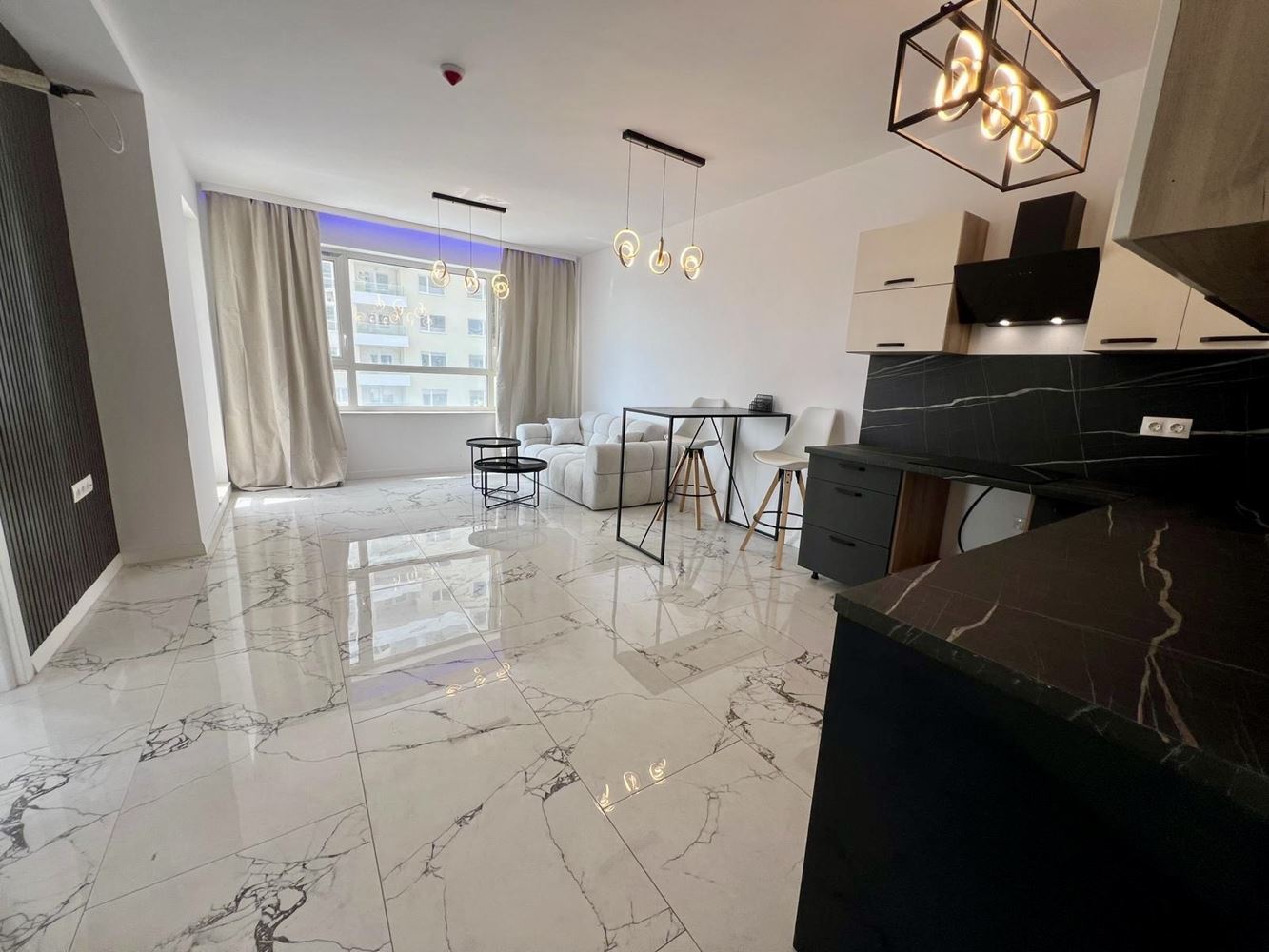 Nowoczesny apartament z jedną sypialnią z panoramicznym widokiem w prestiżowym kompleksie – gotowy do zamieszkania