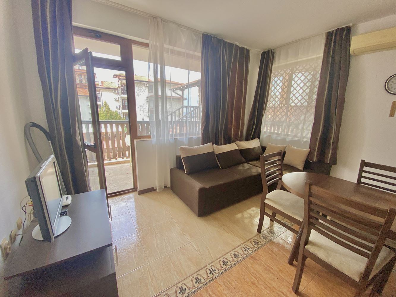 Luksusowy apartament na pierwszej linii brzegowej w Świętym Własie – dwie sypialnie, widok na morze i pełna infrastruktura