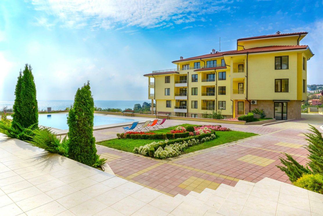 Umeblowany apartament z jedną sypialnią na pierwszej linii brzegowej z widokiem na morze w mieście Byala
