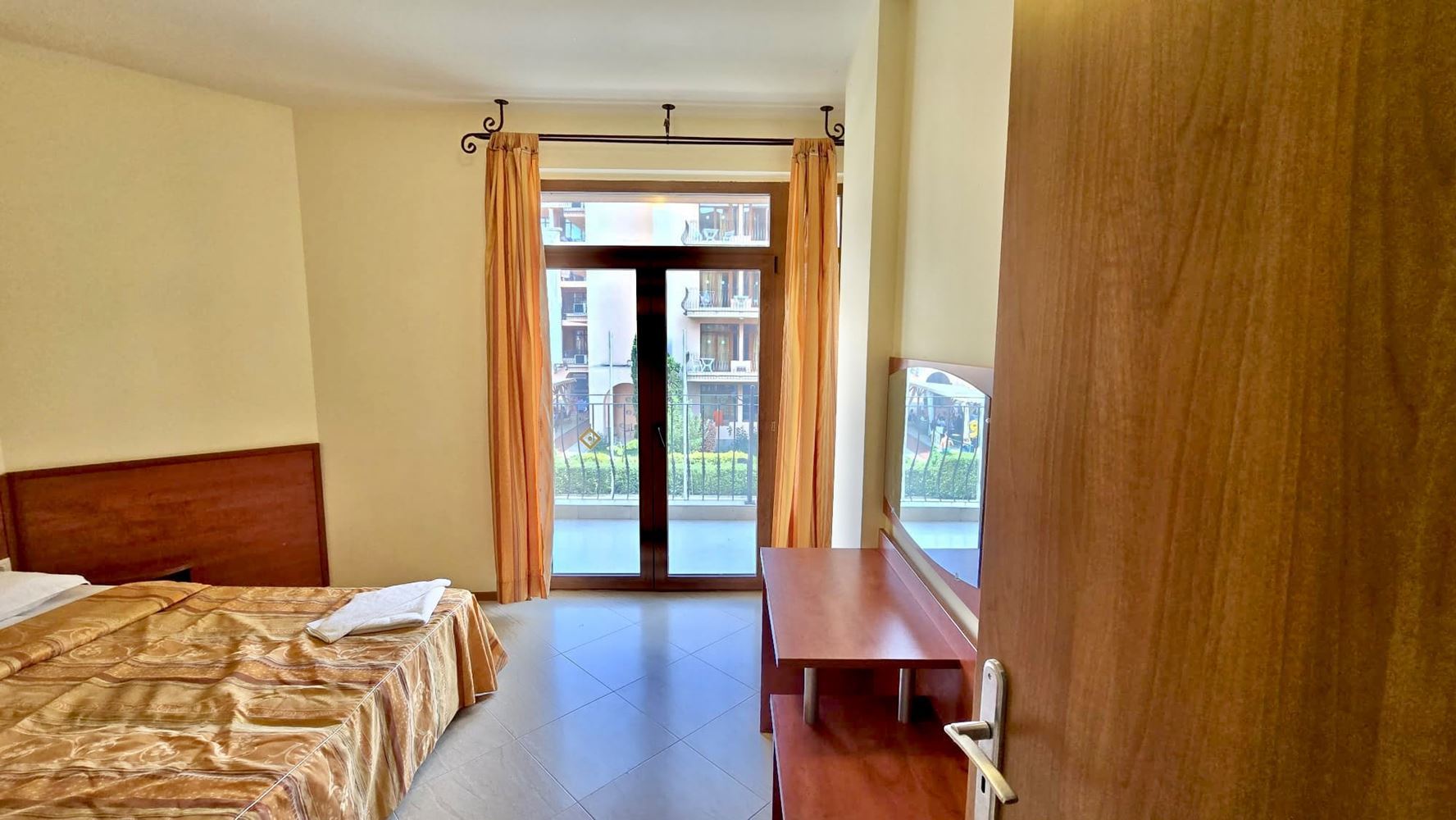 Apartament z jedną sypialnią w pobliżu Cacao Beach z widokiem na basen – gotowe dokumenty i doskonały potencjał inwestycyjny
