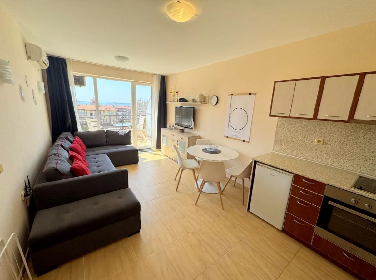 Apartament z dwiema sypialniami w Sveti Vlas – panoramiczne widoki i komfort w zamkniętym kompleksie